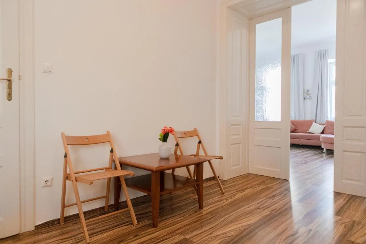 Special Vintage Viennese Apartment - 12Min F Downtown  Vienna